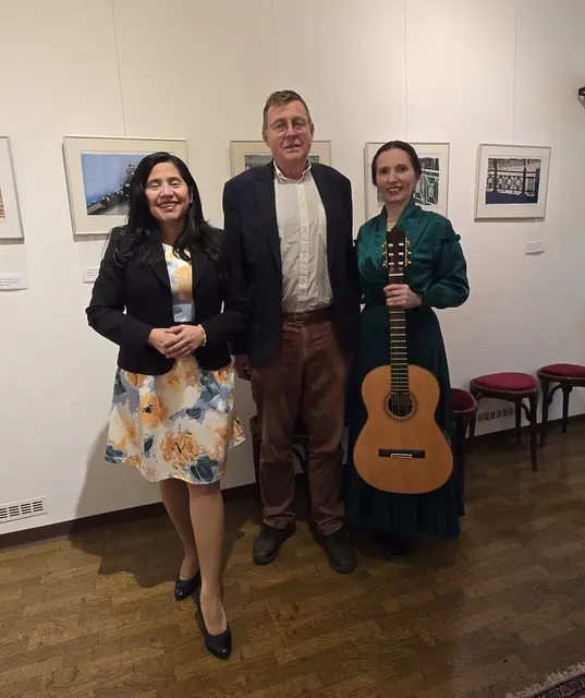 Bezirksrätin Maria Taramona, Dr. Franz Hofbauer, Leiter des Bezirksmuseums Landstraße, und Johanna Beisteiner im Rahmen der Veranstaltung „Ludwig Boltzmann – Wissenschaft, Wort und Klang“. | Foto: CulturaLatina