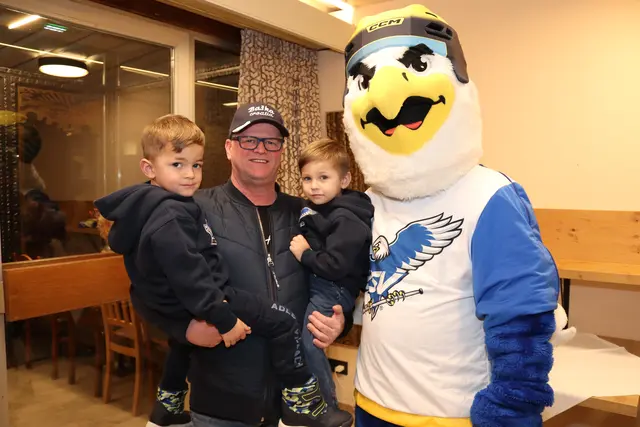 Groß und Klein waren im Café Restaurant Tarmann zu Gast um die Adler und Maskottchen "Vili" zu treffen. | Foto: MeinBezirk/Chiara Kresse