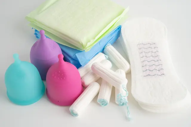 Mit Jahresbeginn entfiel die Umsatzsteuer auf Tampons, Binden, Slipeinlagen, aber auch Kondomen. Doch nicht alle Handelsketten geben die Entlastung vollständig an Kundinnen und Kunden weiter. (Symbolbild) | Foto: Smarterpix/pamai