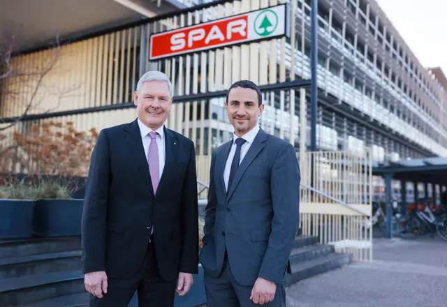 Für Handelskette Spar: Der frühere DSN-Chef Omar Haijawi-Pirchner (rechts) startet beruflich neu durch. | Foto: SPAR/evatrifft