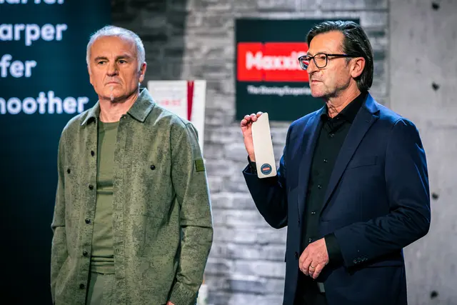 Die Arbinger Max Pachinger (links) und Erwin Schwab mit der Erfindung "MaxxiSharp" bei der Puls 4-Show. | Foto: PULS 4/Gerry Frank