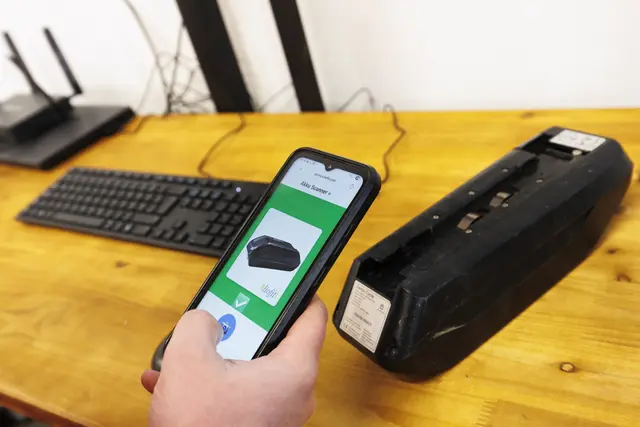 Nach einem Scan mittels App erkennt die KI-gestützte Diagnose-Software von Liofit, ob ein Akku repariert oder als Ersatzteilquelle genutzt werden kann. | Foto: Saubermacher/Scheriau