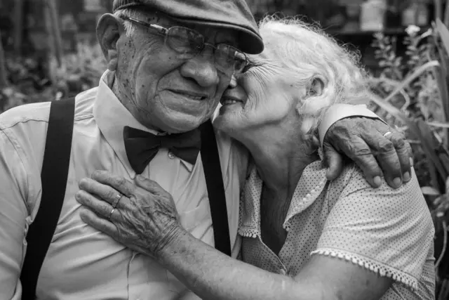 Liebe kennt kein Alter: Eine gute Kommunikation und gemeinsam Spaß am Leben zu haben, sind zumindest zwei der Zutaten für lang anhaltendes Beziehungsglück.  | Foto: Unsplash/Junior REIS 
