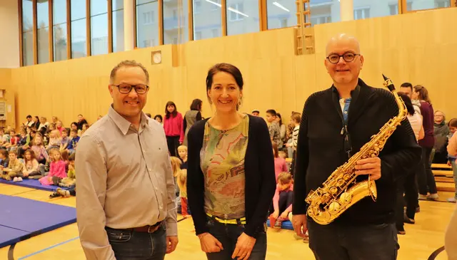 VS-Dir. Ursula Auer mit Dieter Haring (li) und Karl Grassegger lud Eltern und Großeltern zur Talente-Show in die Volksschule Gratkorn. | Foto: Edith Ertl