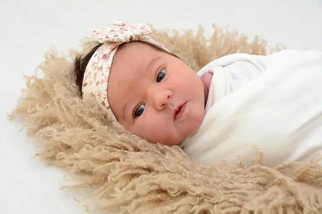 Name: Sophie
Geburtsdatum: 26.01.2026
Gewicht: 3.450 g
Größe: 50 cm
Eltern: Lena Gröblinger und Stefan Teuschl aus Breitenau | Foto: Babysmile