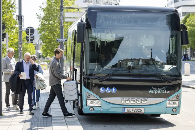 Bus statt Zug – das ist die Devise für Fahrgäste, die ab Herbst vom Praterstern bzw. von Wien Mitte aus zum Flughafen Wien möchten. (Archiv) | Foto: ÖBB/Harald Eisenberger