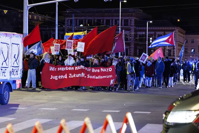 Eine der angemeldeten Demonstrationen anlässlich des Opernballs. | Foto: APA-Images / APA / TOBIAS STEINMAURER