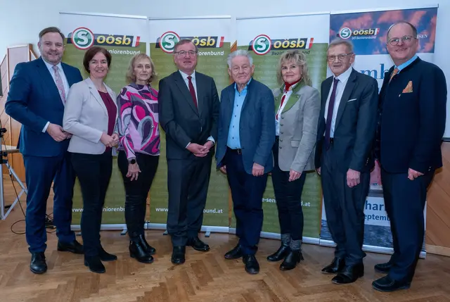 Seniorenbund-Landesgeschäftsführer Franz Ebner, LAbg. Regina Aspalter, Bezirksobmann-Stv. Katharina Ulbrich, Bezirksobmann NR a.D. Bgm. Johann Singer, Landesobmann LH a.D. Josef Pühringer, Bezirksobmann-Stv. Gertraud Hrubes, Ehrenbezirksobmann Vbgm. Karl Mayr, Bgm. Bernhard Ruf (v. li.).
 | Foto: Oö Seniorenbund