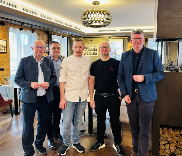 Gastronomie der Spitzenklasse in der „Schmiede in Pfaffing: Obmann Gerold Royda, Josef Renner, die Wirte Martin Kinast und Markus Fussi sowie Stefan Praher. | Foto: WKO
