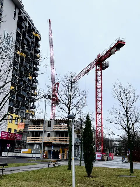 Beim Bauplatz acht – anliegend am Taba-Tower – wird seit Längerem gebaut. Dieser gehört aber offiziell nicht zum Projekt. | Foto: zVg