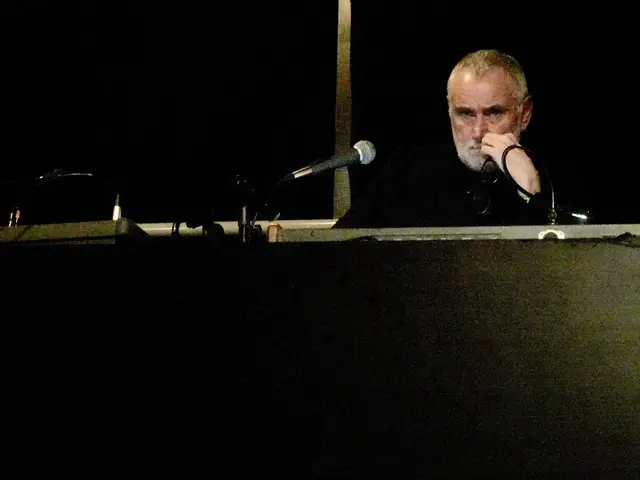 Peter Faßhuber fasziniert als Richter, der klar das Unrecht erkennt, aber letztlich kein Urteil fällt..