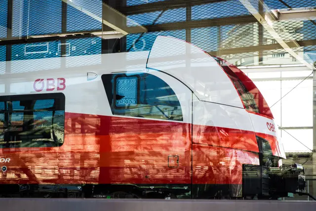 Ein 41-Jähriger soll zwei Zugmitarbeitenden auf dem Weg von Graz Richtung Leibnitz bedroht und teils schwer verletzt haben. (Symbolfoto) | Foto: ÖBB