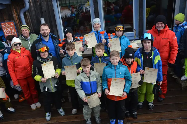 Nicht nur die jungen RennläuferInnen freuten sich über ihre Leistungen, stolz waren auch die Lehrkräfte und Betreuer. | Foto: Franz Faustmann