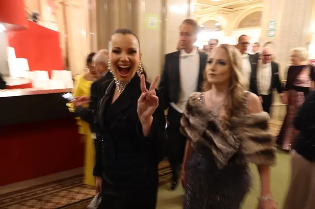 Ja, das Foto ist verschwommen. Wir mögen es trotzdem! Fran Drescher (l.) mit Jacqueline Lugner.