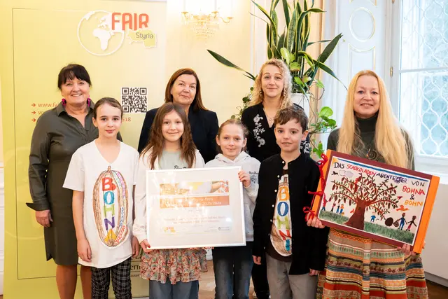 In der Grazer Burg wurden am Mittwochabend die FairYoungStyria-Preise verliehen: Überzeugen konnte unter anderem die UNESCO-Volksschule Eisteich, die sich mit Fragen rund um Kakao, Schokolade und fairen Handel auseinandersetzte. | Foto: Land Steiermark/Melanie Laimer