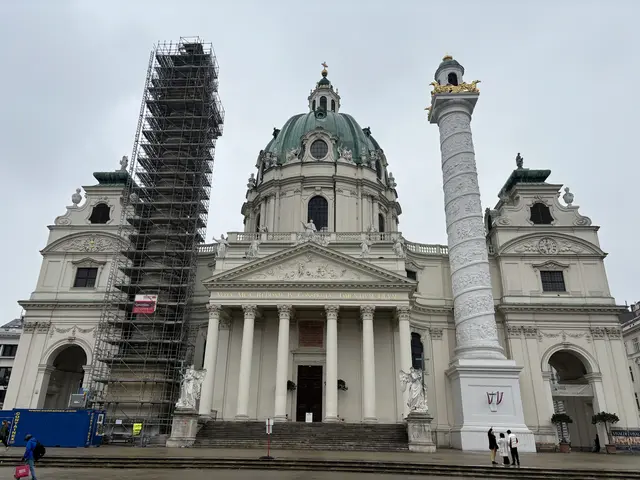 Die eine strahlt, die andere soll bald strahlen: Die linke Triumphsäule wird für ihre Restaurierung vorbereitet. Sie ist nicht das einzige Denkmal am Karlsplatz, das in Baugerüst gehüllt ist. | Foto: Nathanael Peterlini/MeinBezirk