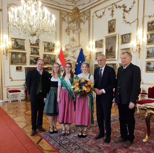 Oliver Felber, Jasmin Perhofer, Blumenprinzessin Tanja, Blumenkönigin Sarah, Bundespräsident
Alexander Van der Bellen und Karl Gschaider in der Wiener Hofburg. (v. l.) | Foto: Oststeiermark  Tourismus