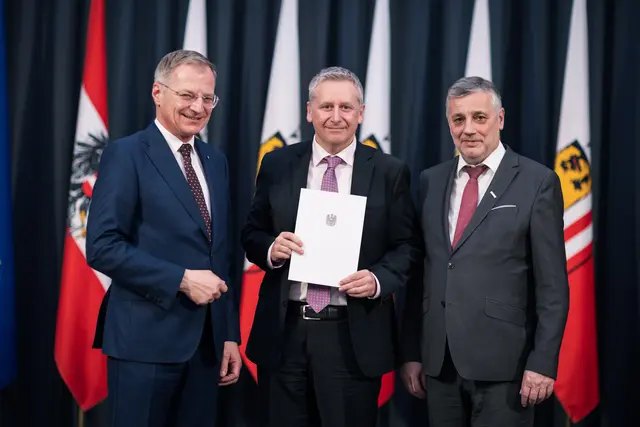 Landeshauptmann Thomas Stelzer, Oberstudienrat Josef Helmberger, Bildungsdirektor Alfred Klampfer. | Foto: Land Oberösterreich