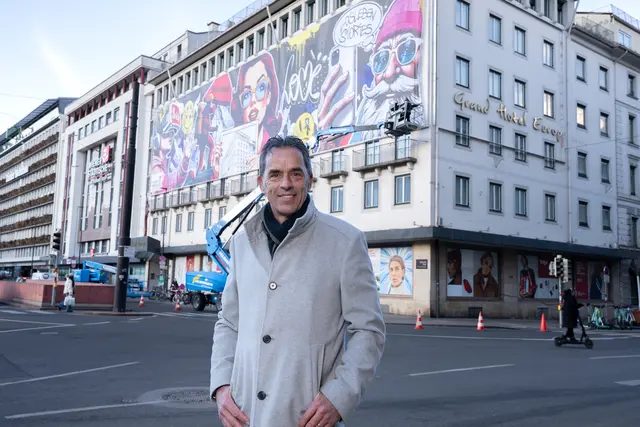  Landesdirektor der Wiener Städtischen Versicherung Tirol und Kunstliebhaber Walter Peer zeigt sich beeindruckt von Wenzos farbenfroher Fassadengestaltung am Hotel Europa. | Foto: Maximilian Markschläger / Wiener Städtische