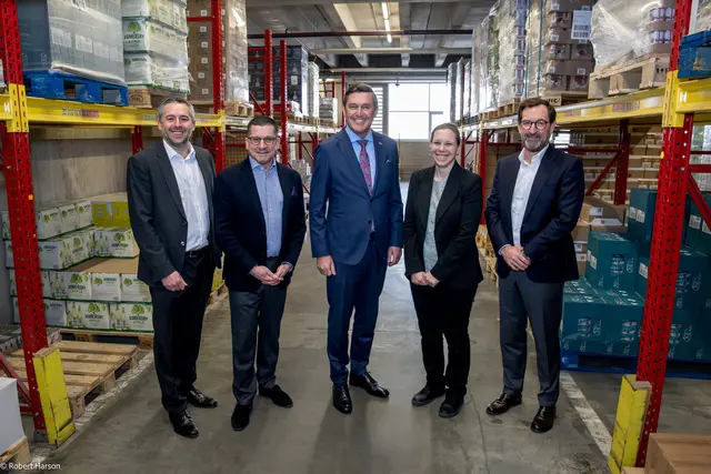 Reinhard Wakolbinger (Bereichsleiter für SCM Supply Side sowie das Zentrallager Ost und ALPHA), Marcel Haraszti (Vorstand der REWE International AG), Peter Hanke (Bundesminister für Innovation, Mobilität und Infrastruktur), Isabella Handler (ALPHA Projektleiterin bei der REWE International AG), Christian Hörner (Geschäftsführer Lager &amp; Transport bei der REWE International AG)
 | Foto: REWE International AG/Robert Harson