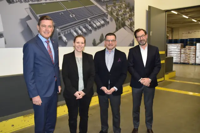 V.l.: Infrastrukturminister Peter Hanke, ALPHA-Projektleiterin Isabella Handler, REWE-Vorstand Marcel Haraszti und Christian Hörner (Geschäftsführer Lager &amp; Transport bei der REWE International AG) | Foto: Hirss