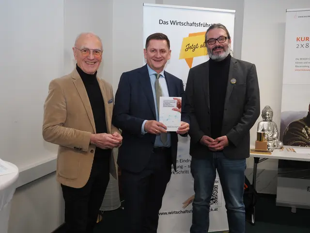 Buchpräsentation: Der Leobener Bürgermeiser Kurt Wallner (Mitte) mit den Autoren Sigi Nerath (li.) und Thomas Stenitzer | Foto: Gaube