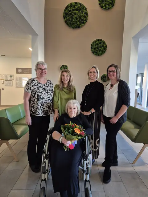  Pflegedirektorin Michaela Lienhart, kaufmännische Direktorin Gabriela Galeta, StR Sandra Bauer, StR Genovefa Scheibenreiter; sitzend: Jubilarin Angela Matzi. | Foto: Stadtgemeinde Hainfeld