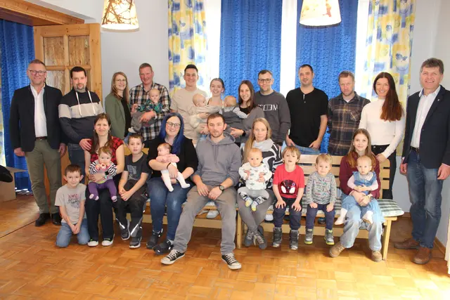 Bürgermeister Herbert Winter und Bankstellenleiter Franz Schnabel hießen die jungen Familien willkommen. | Foto: Daniela Karner