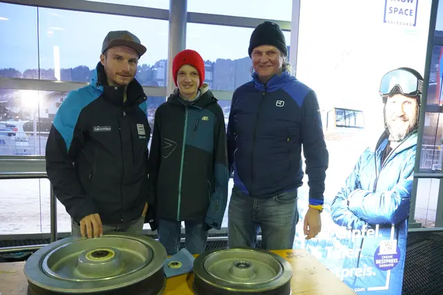 David (Mitte) und sein Vater Thomas (rechts) mit Simon Rußegger von Snow Space. | Foto: Emanuel Hasenauer
