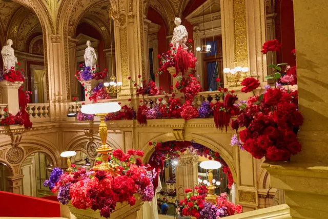Beim Opernball verwandelt sich die Oper auch in ein wahres Blumenmeer. | Foto: APA-Images / Starpix