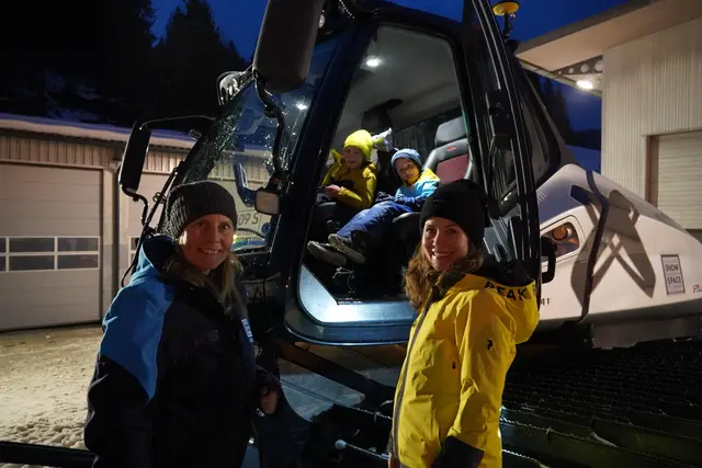 Einmal in einer Pistenraupe sitzen. Das machte auch den Kleinsten bei der langen Nacht der Lehre in Flachau großen Spaß. Barbara Zanner (links), Human Resources bei Snowspace, erklärte den Besucherinnen und Besuchern alles genau. | Foto: Emanuel Hasenauer
