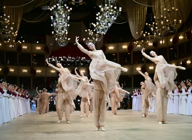Tänzerinnen und Tänzer des Wiener Staatsballetts am Opernball. | Foto: APA-Images / APA / ROLAND SCHLAGER