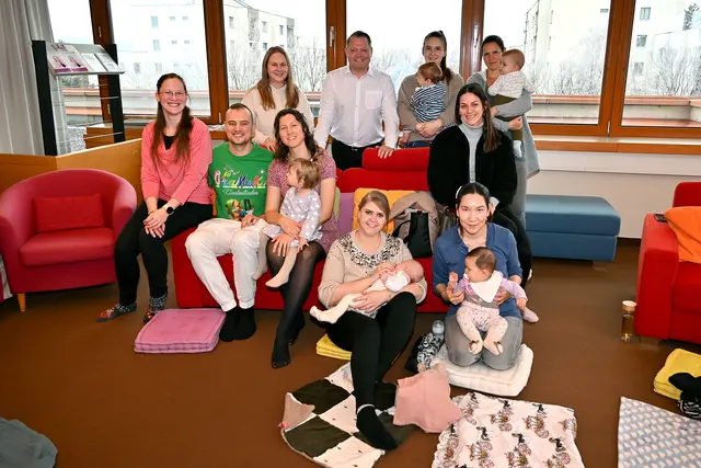 Leitung Tanja Parapatics (sitzend, 3. v. l.), LA Bürgermeister Christian Samwald (stehend) und Stadträtin Jeannine Schmid (sitzend auf der Couch, r.) konnten viele Familien beim Auftakt der Babycouch willkommen heißen. | Foto: Stadtgemeinde Ternitz