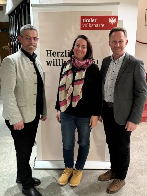 Marlies Witsch mit Bezirksparteiobmann Bernhard Schöpf und Bürgermeister Erich Mirth (r.). | Foto: ÖVP