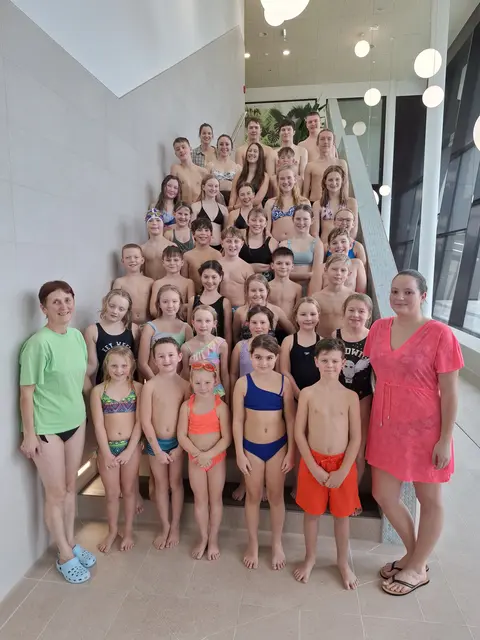 Jungscharkinder und Leiterinnen der Pfarre St. Johann/Engsteeten im Hallenbad Amstetten. Vorne Elisabeth Lahmer und Verena Streißlberger.  | Foto: Johann Lahmer