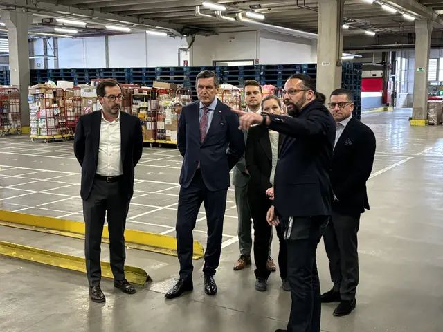 Hoher Besuch bei Rewe im IZ-NÖ Süd: Minister Peter Hanke ließ sich das aktuelle Zentrallager zeigen.