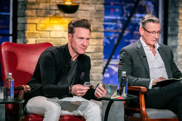 Die Investoren Mathias Muther und Alexander Schütz mit dem Produkt. | Foto: PULS 4/Gerry Frank