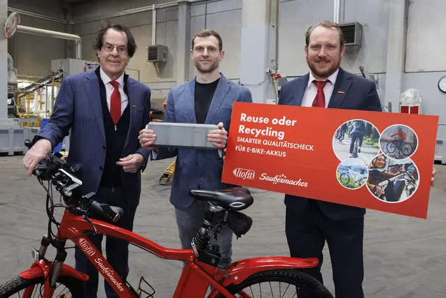 Geben E-Bike-Akkus eine zweite Chance: Saubermacher-Gründer Hans Roth, Liofit-CEO Rico Günther und Thomas Haid, VP Batteries Saubermacher (v.l.) | Foto: Saubermacher/Scheriau