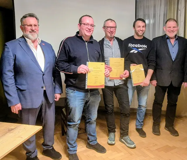 Die Übergabe der Ehrenzeichen: v. li.: OÖ. Judopräsident Manfred Reisinger, Michael Burger, Christian Reischl, Bernhard Pointner und OÖ. Vizepräsident Walter Hanl.