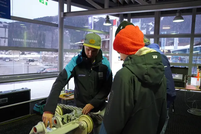 Simon Rußegger zeigte den beiden Besuchern David und Thomas, mit welchen Dingen sich ein Seilbahntechniker auskennen muss. | Foto: Emanuel Hasenauer