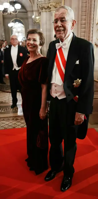 Händchenhaltend am Red Carpet: Bundespräsident Alexander Van der Bellen und Gattin Doris Schmidauer. | Foto: APA-Images / APA / GEORG HOCHMUTH