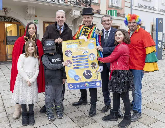 Jennifer Papai, Bürgermeister Klaus Schneeberger, Eulen Faschingsgilde-Präsident Christian Guttmann, Stadtrat Franz Piribauer und Patrick Papai mit Isabella, Max und Valentina. | Foto: Stadt WRN, Weller