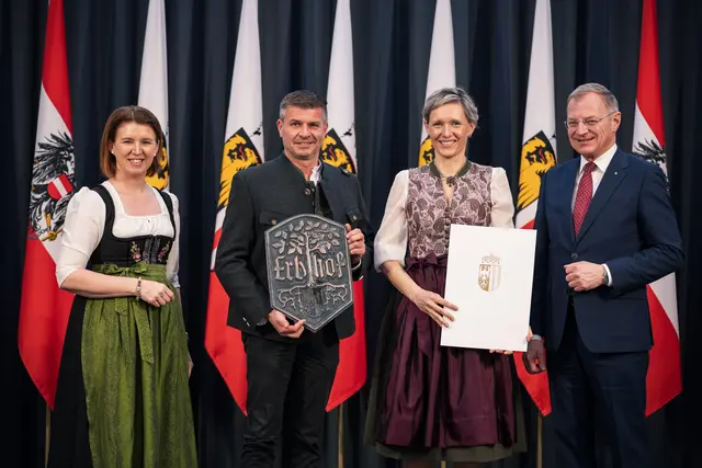 Landesrätin Michaela-Weninger, Anton Buchegger, landwirtschaftliches Anwesen "Oberriedl", aus St. Konrad, mit seiner Lebensgefährtin Brigitte Forstinger, Landeshauptmann Thomas Stelzer. | Foto: Land OÖ/Max Mayrhofer
