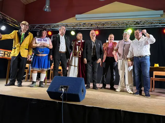 Faschingssitzung in Wartberg: Mitglieder des Faschingsvereins St. Barbara-Wartberg auf der Bühne.  | Foto: Faschingsverein St. Barbara-Wartberg