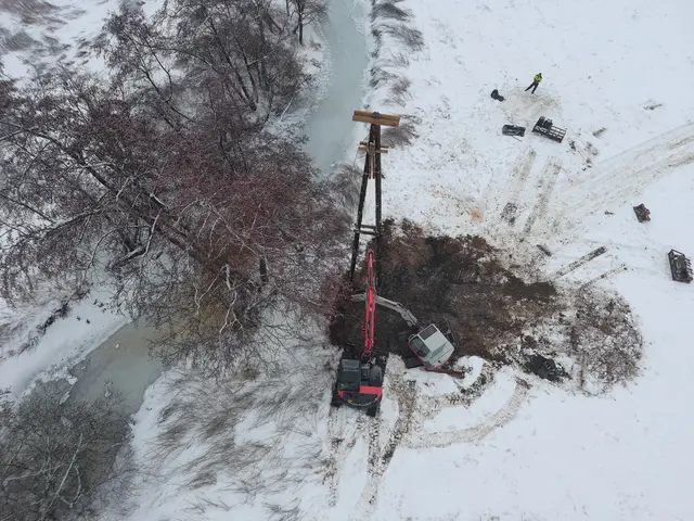 Foto: Der Mast und der rund zwölf Meter hohe Weißstorchen-Horst wurden mit Hilfe von zwei Baggern errichtet und von Baumkletterern in luftiger Höhe montiert. © G. Mühlberger