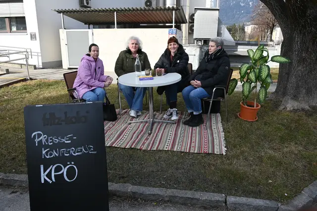 Corinna Reindl, Renate Höller, Gemeinderätin Pia Tomedi und Andrea Bebber bei der Pressekonferenz vor dem IIG-Sitz.  | Foto: Königer