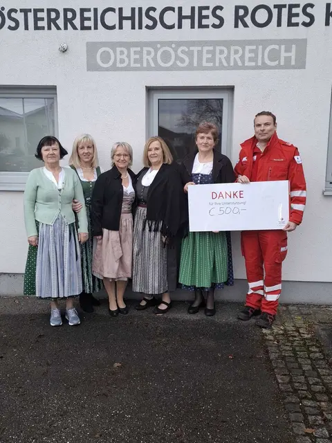 Inge Pichler, Christina Stieglbauer, Martina Gurtner, Maria Lengauer und Gertraud Reinthaler mit Martin Rachbauer vom Roten Kreuz. | Foto: RK/LV OÖ/OS Altheim