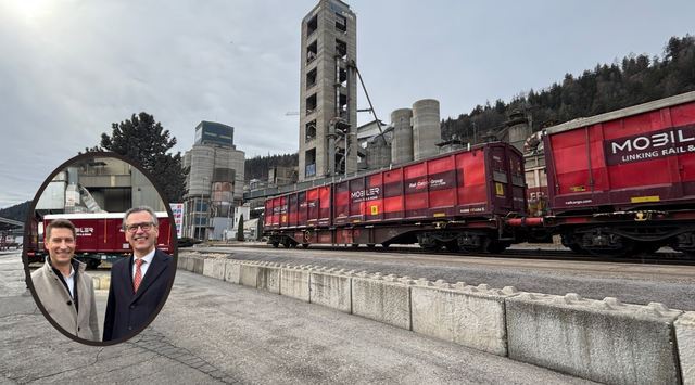 Ein erfreulicher Tag für Christoph Grasl (ÖBB Rail Cargo Group) und Bernhard Auer (Alpacem) - die Verlegung des Güterverkehrs auf die Schiene nimmt immer mehr Formen an. | Foto: MeinBezirk.at/Astrid Siebert (2)