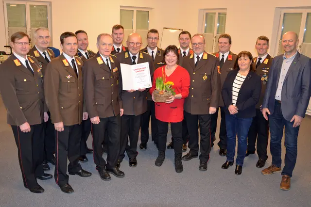 Karl-Heinz Schmidt im Kreise der Gratulanten | Foto: BFK WT/St. Mayer