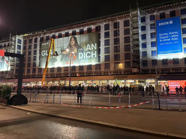 Die gegenüberliegende Straßenseite ist gesäumt mit Fans und Schaulustigen. | Foto: Patricia Hillinger/MeinBezirk